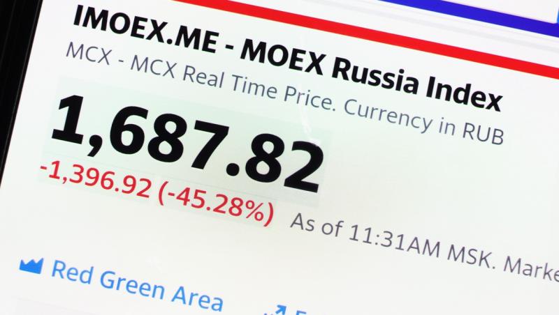 Zeci de miliarde de dolari au fost șterse din averea elitei miliardare a Rusiei, pe măsură ce bursa țării și rubla s-au prăbușit.