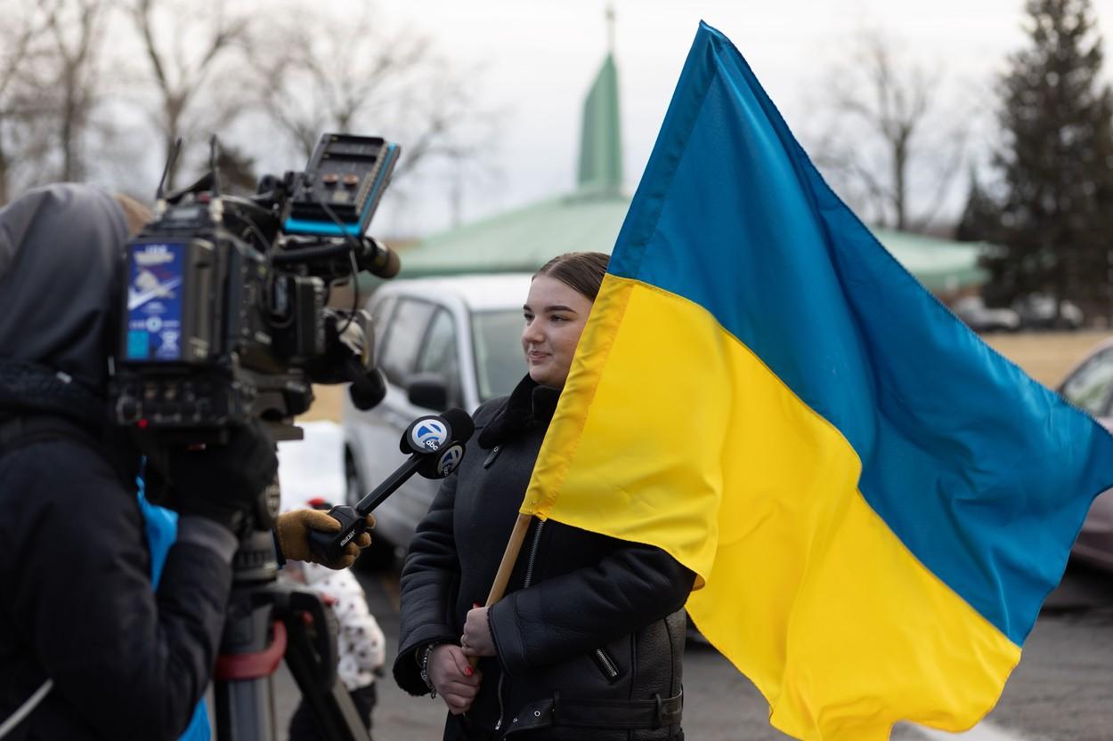 o-tânără-cu-steagul-Ucrainei-în-mână