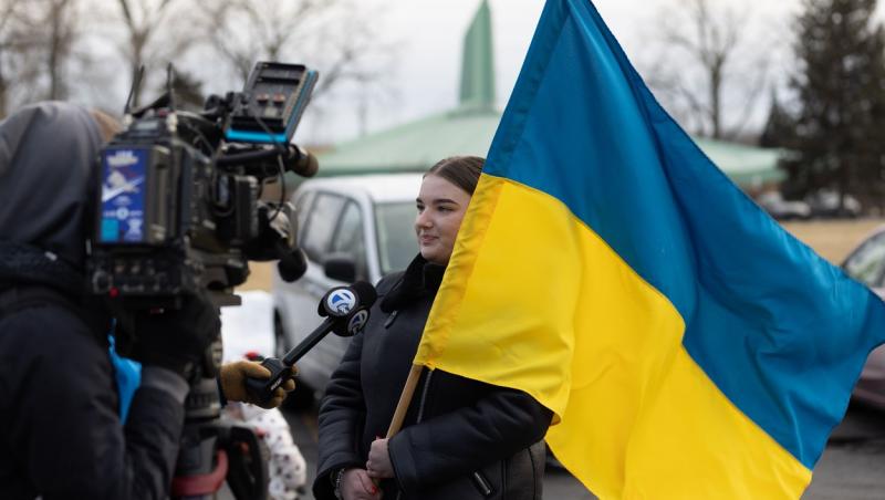 o-tânără-cu-steagul-Ucrainei-în-mână