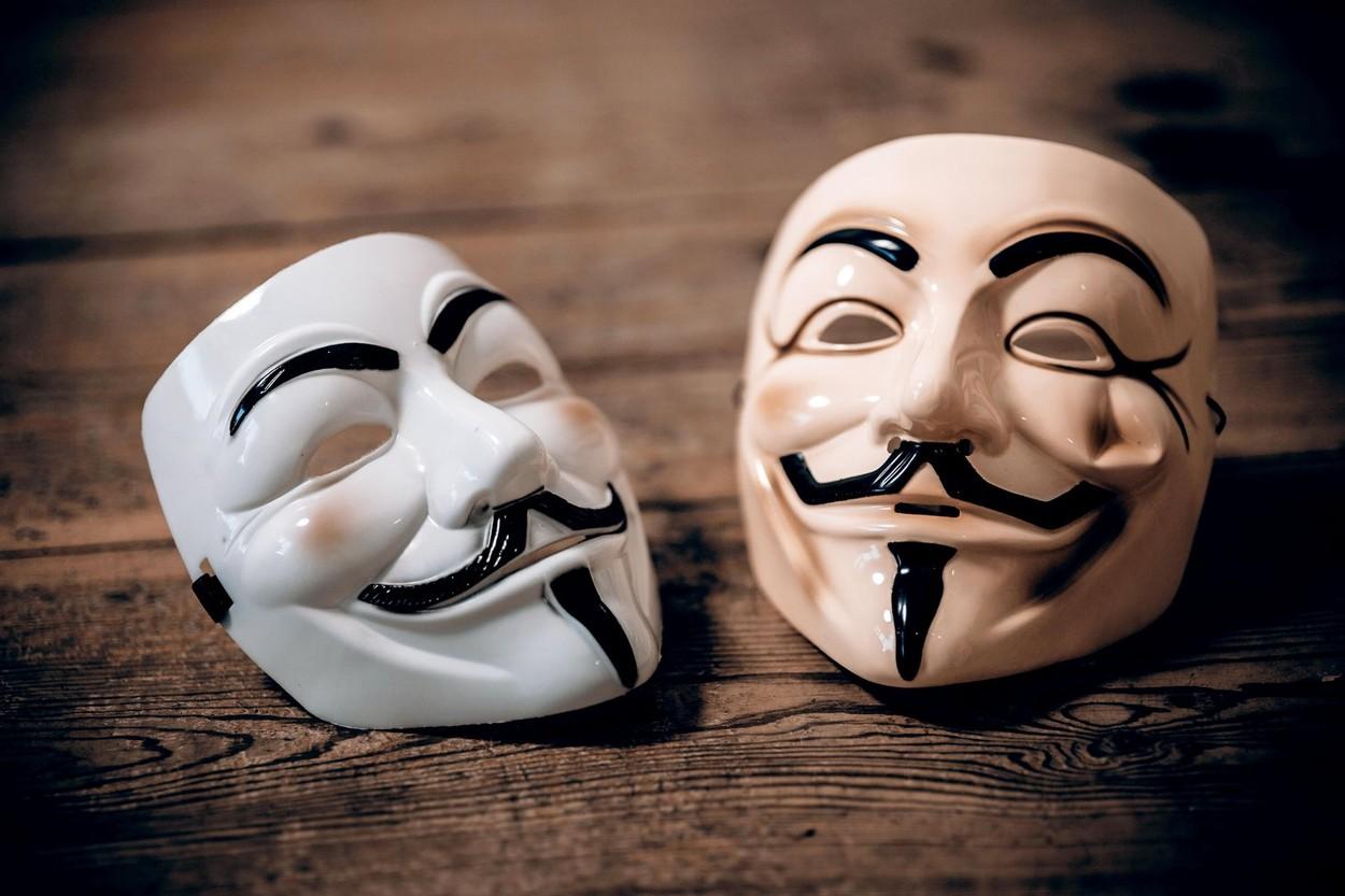 doua masti ca cele purtate de hackerii de la anonymous