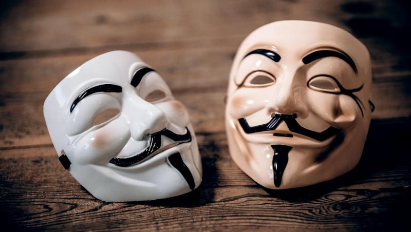 Se crede că mișcarea Anonymous a început pe site-uri web de tip imageboard precum 4chan la începutul anilor 2000.