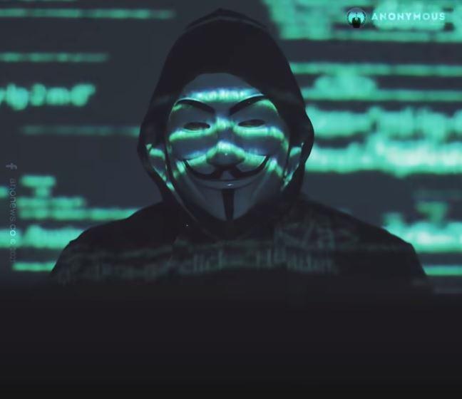 un hacker din gruparea anonymous care transmite un mesaj