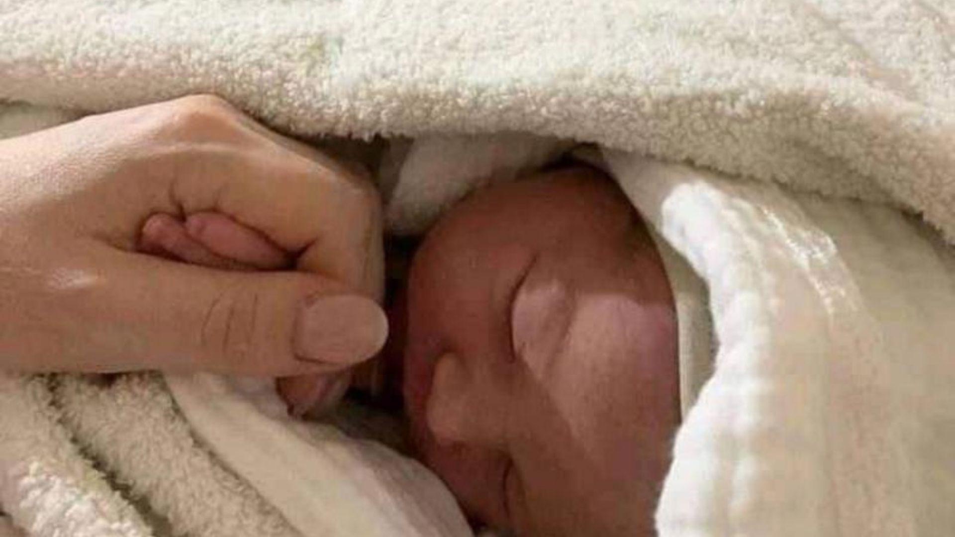 bebelus intr-o patura alba care s-a nascut in metroul din kiev