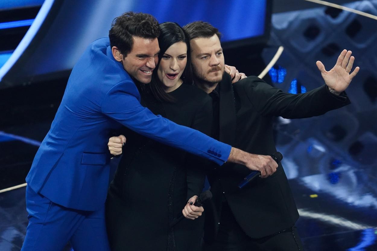 mika-laura-pausini-alessandro-cattelan-scenă-se-îmbrățișează