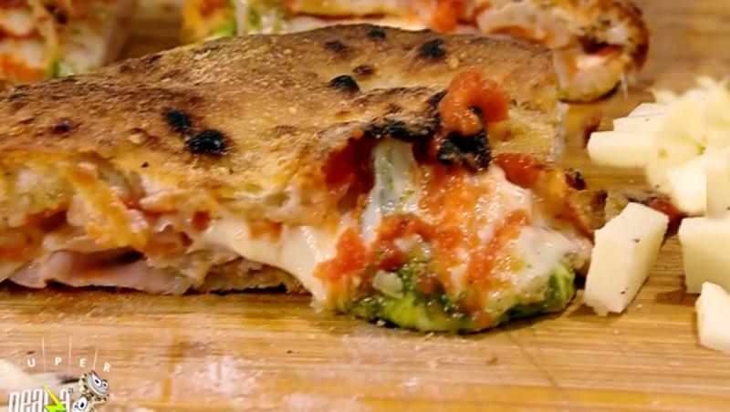 Mozzarella se topește în interiorul sandvișului focaccia și gratinează plăcut restul ingredientelor