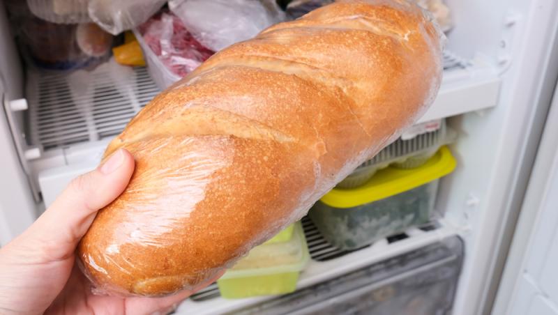Puține persoane știu ce se întâmplă atunc când pui pâinea în frigider