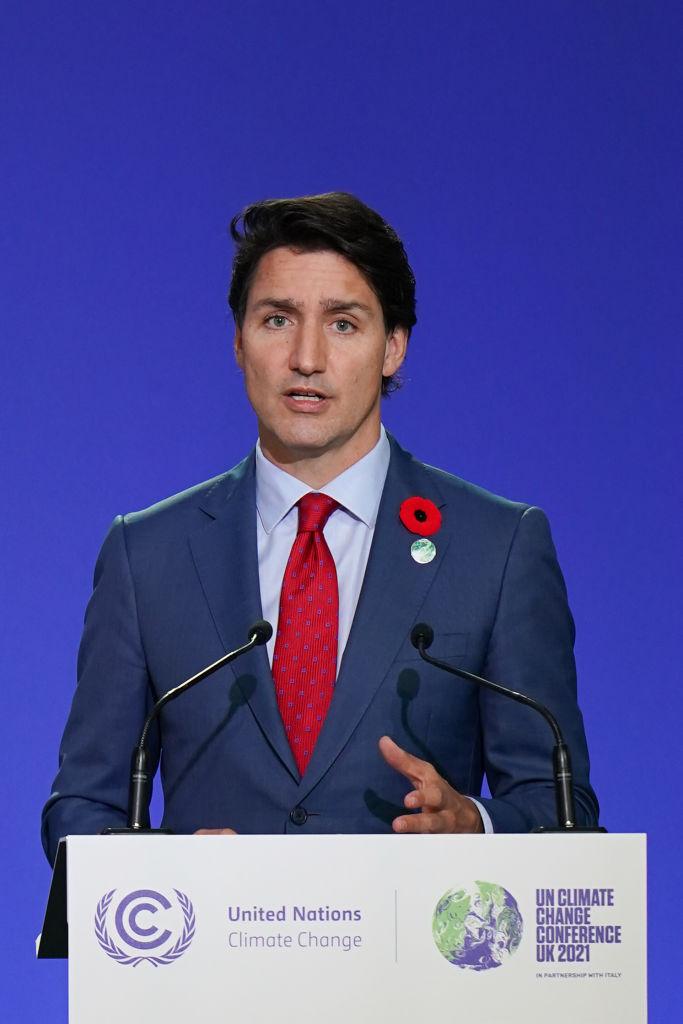 justin-trudeau-sacou-albastru-vorbește-gesticulează