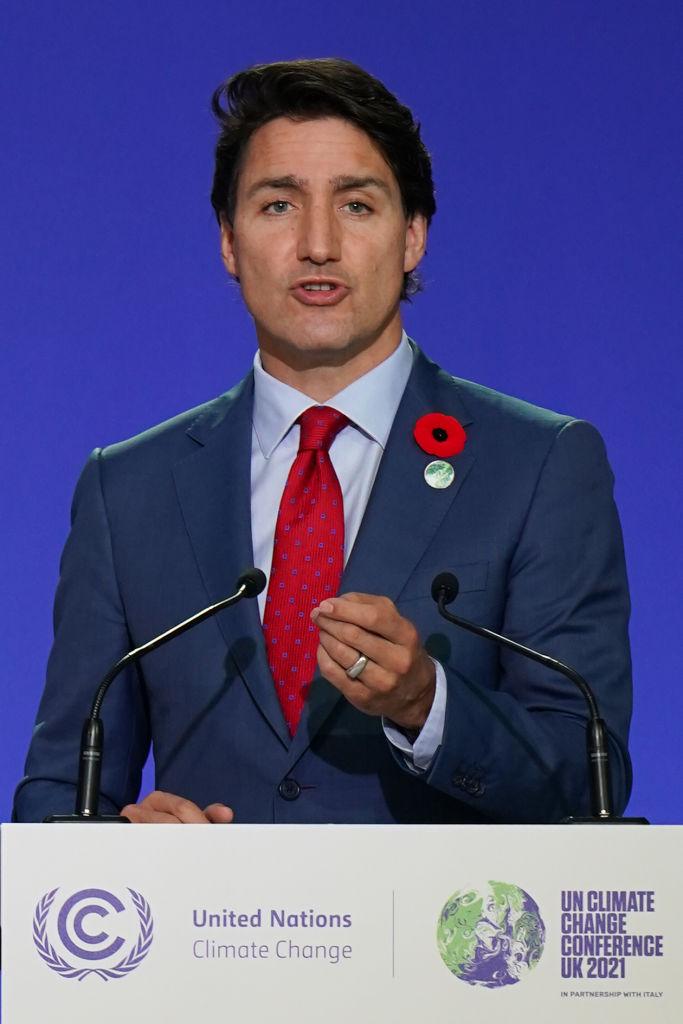 justin-trudeau-sacou-albastru-vorbește