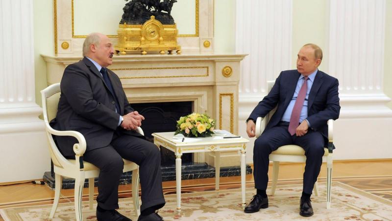 Lukașenko a deținut posturi în armata sovietică și a fost membru în aripa de tineret comunistă sovietică. În 1993, a fost numit șef al comisiei anticorupție a Parlamentului Belarus.
