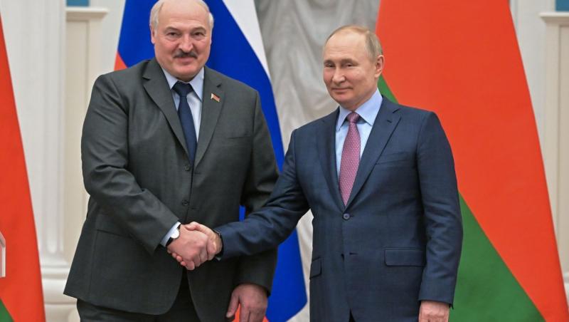 Aleksandr G. Lukashenk si vladimir putin isi strang mainile in fata steagurilor rusiei si belarusului