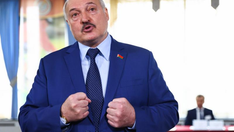 Povestea ascensiunii lui Lukașenko la putere începe în 1990. La vremea aceea, el avea 30 de ani și era un tânăr militar promițător, care tocmai câștigase alegerile pentru un loc de parlamentar în Republica Socialistă Sovietică Belarusa.