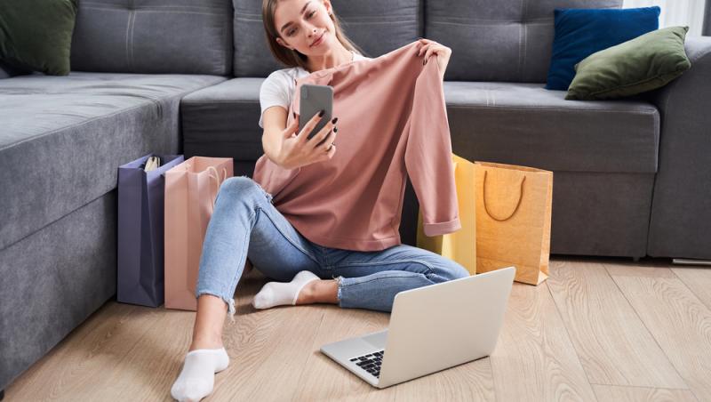 Cumpărăturile de haine, fie că sunt ele online sau direct din magazine, au devenit o metodă de terapie. Femeile sunt, de regulă, obișnuite să facă mai des cumpărături pentru a-și reîmprospăta grderoba cu fiecare sezon.