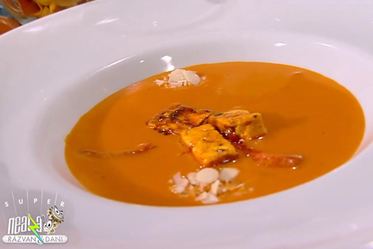 pentru un plus de gust și aspect plăcut, supa cremă se decorează cu fulgi de migdale