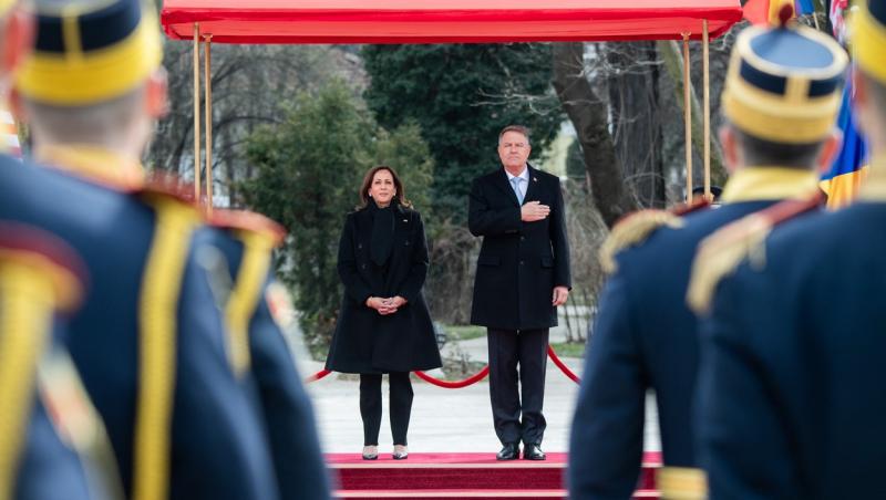 Breaking News! Vizită istorică a Kamalei Harris în România. Cum arată în partea de jos ținuta sobră a vicepreședintelui Americii