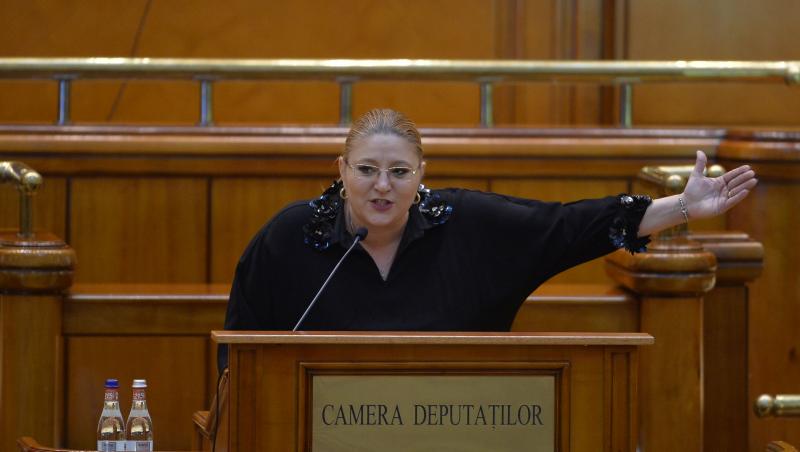 Ce apare când intri pe contul senatoarei Diana Ivanovici Șoșoacă. Avertismentul Facebook pentru cei care o urmăresc