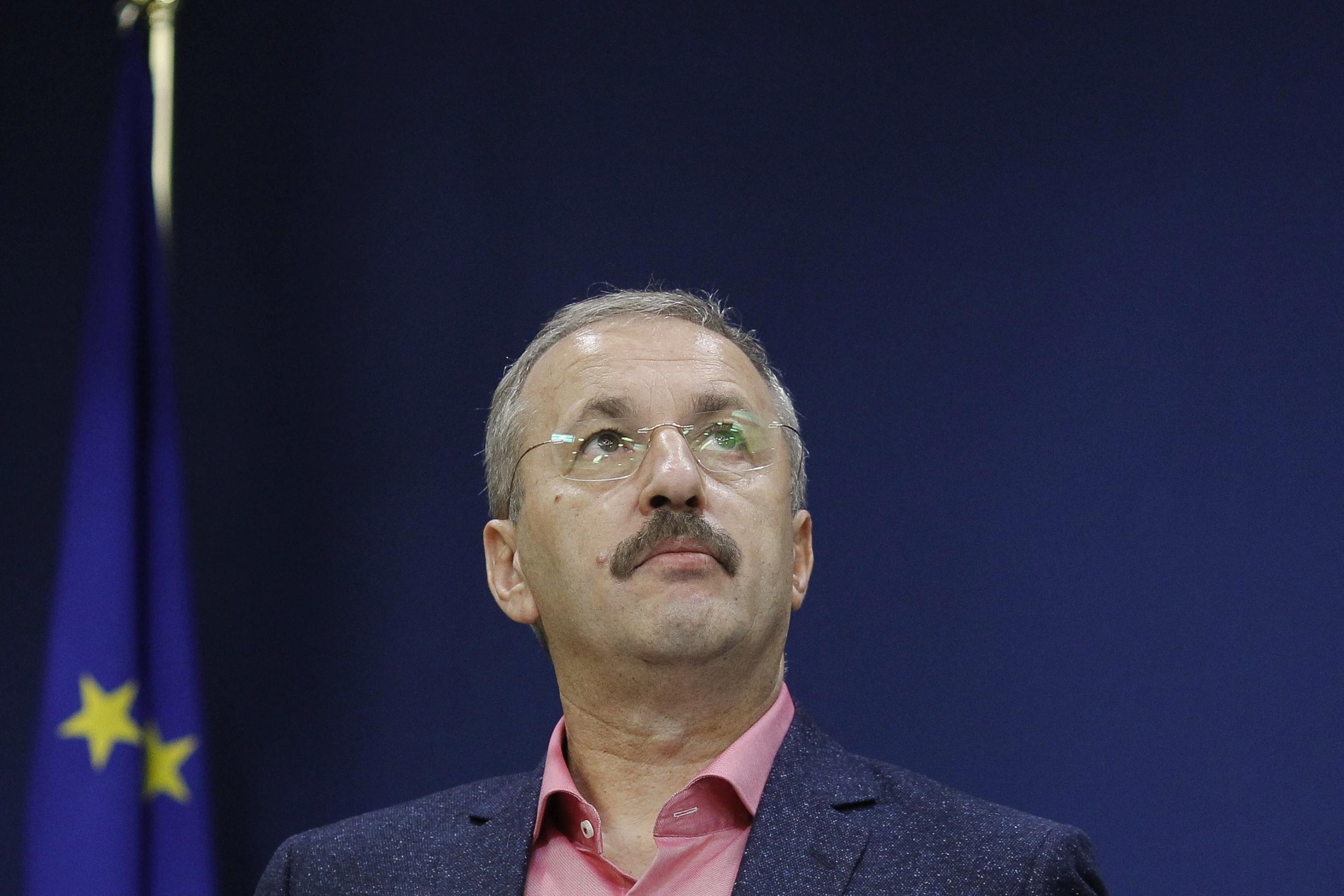 Vasile Dîncu în cămașă roz și sacou albastru