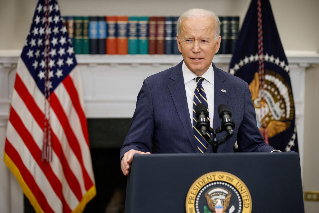 Joe Biden în cămașă albă și sacou albastru în timpul unui discurs