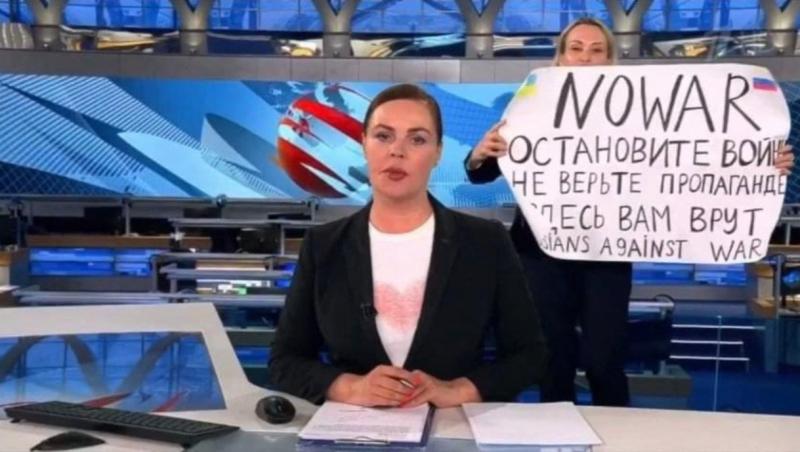 Marina Ovsyannikov,jurnalista care a transmis live un mesaj anti-război la o televiziune din Rusia. Ce pedeaspsă a primit, de fapt