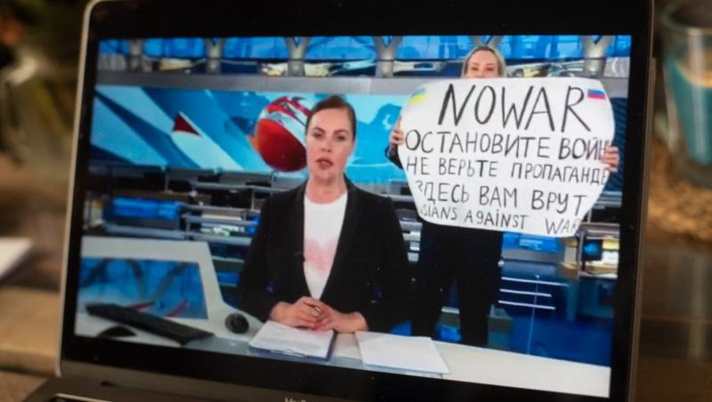 Marina Ovsyannikov,jurnalista care a transmis live un mesaj anti-război la o televiziune din Rusia. Ce pedeaspsă a primit, de fapt