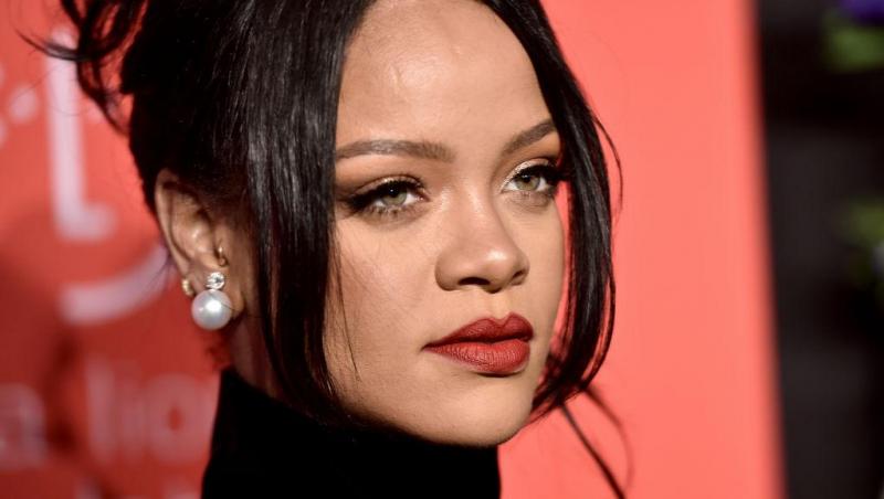 Rihanna și-a lăsat la vedere burtica de graviduță într-o vestă scurtă și un sutien minuscul.