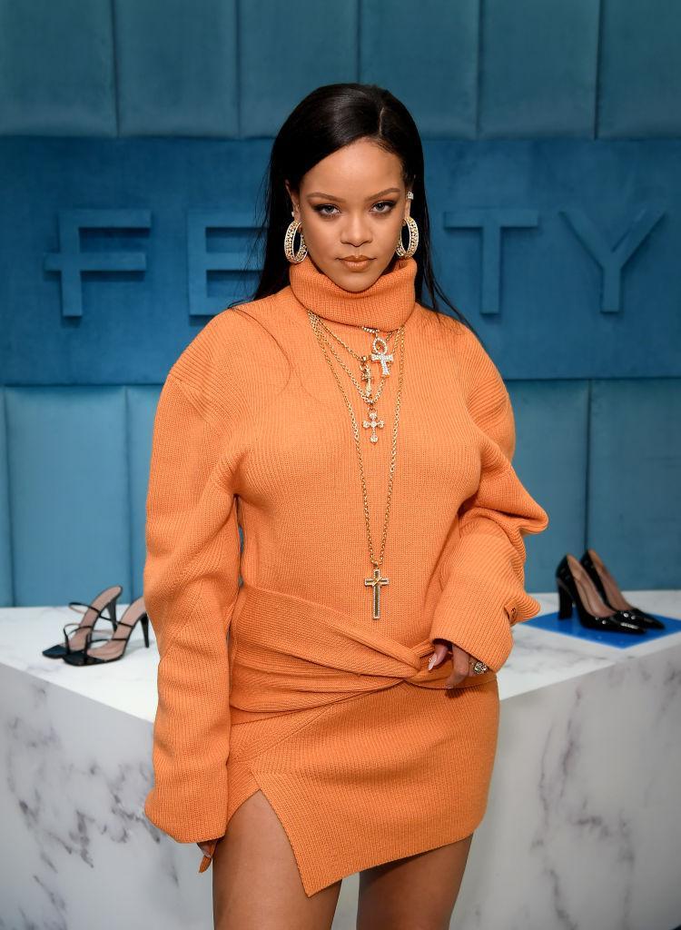 Rihanna într-o rochie portocalie și mulată