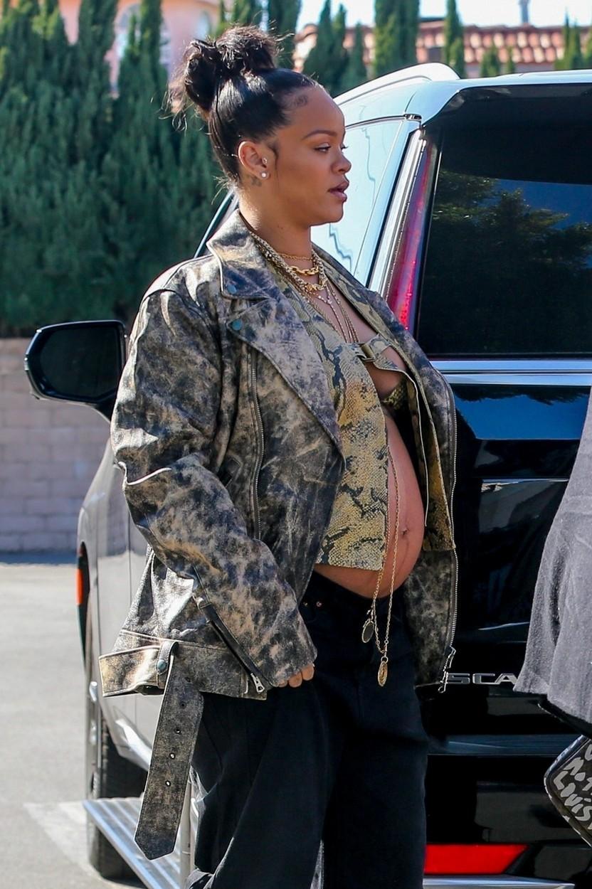 Rihanna într-o vestă scurtă și o jachetă largă, cu burta de gravidă la vedere