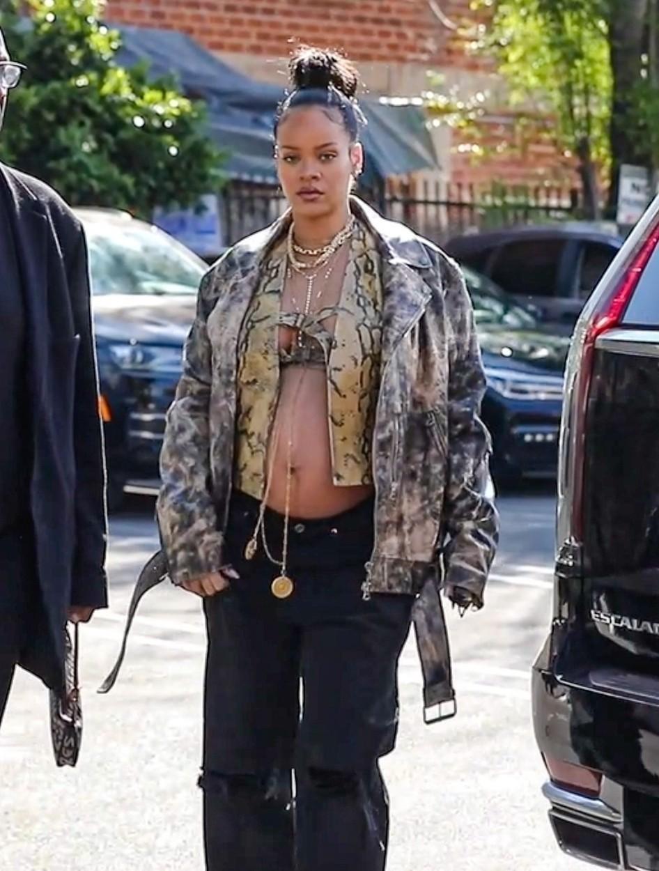 Rihanna într-o vestă scurtă și o jachetă largă