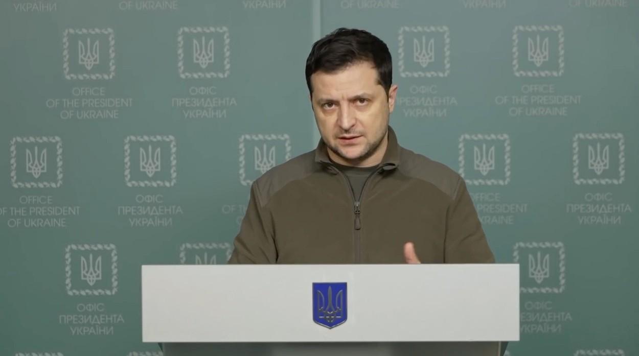 Volodimir Zleneki în bluză verde, vorbește și gesticulează