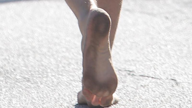 Chris Martin a fost surprins de paparazzi în picioarele goale pe stradă. Ipostaza care a ajuns să facă înconjurul internetului