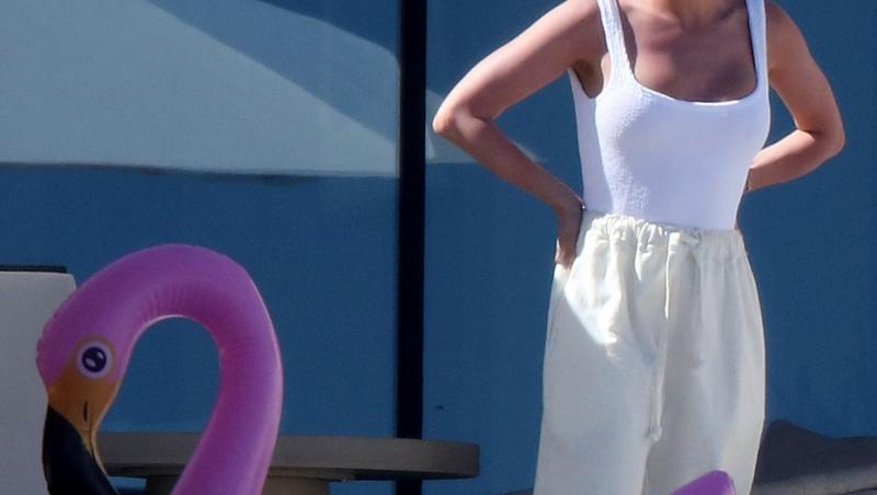 Kristin Cavallari, apariție de senzație într-un costum de baie alb. Ținuta i-a creat probleme când s-a ridicat