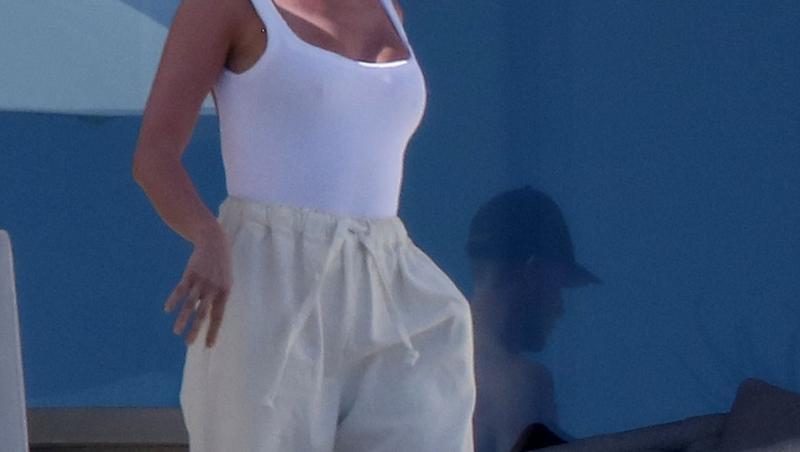 Kristin Cavallari, apariție de senzație într-un costum de baie alb. Ținuta i-a creat probleme când s-a ridicat