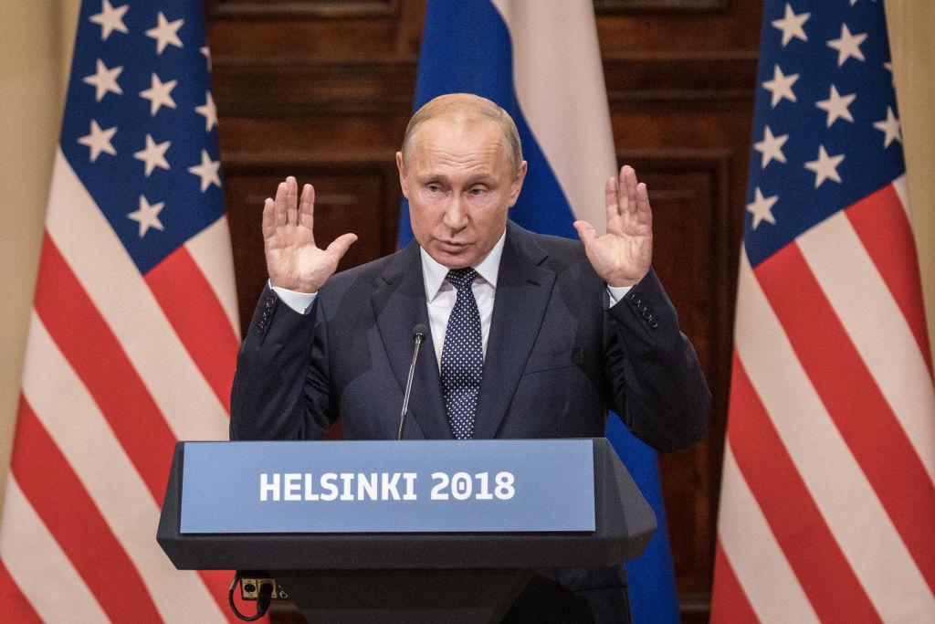 Vladimir Putin cu mâinile ridicate