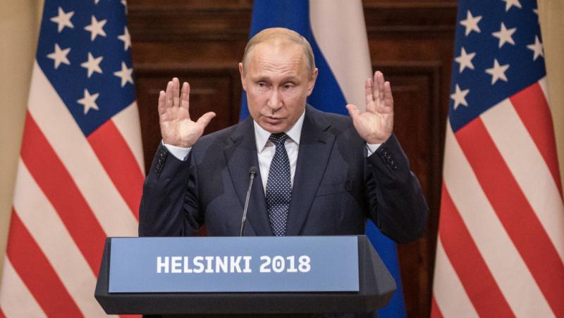 Vladimir Putin cu mâinile ridicate
