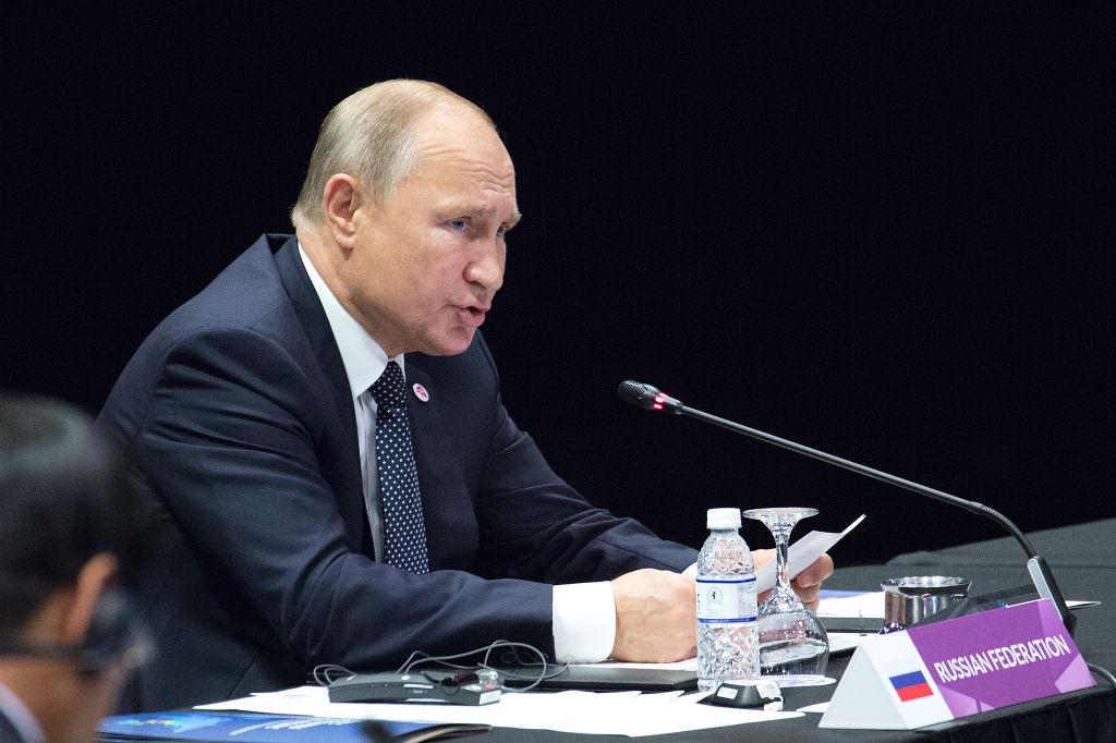 Vladimir Putin vorbește la microfon
