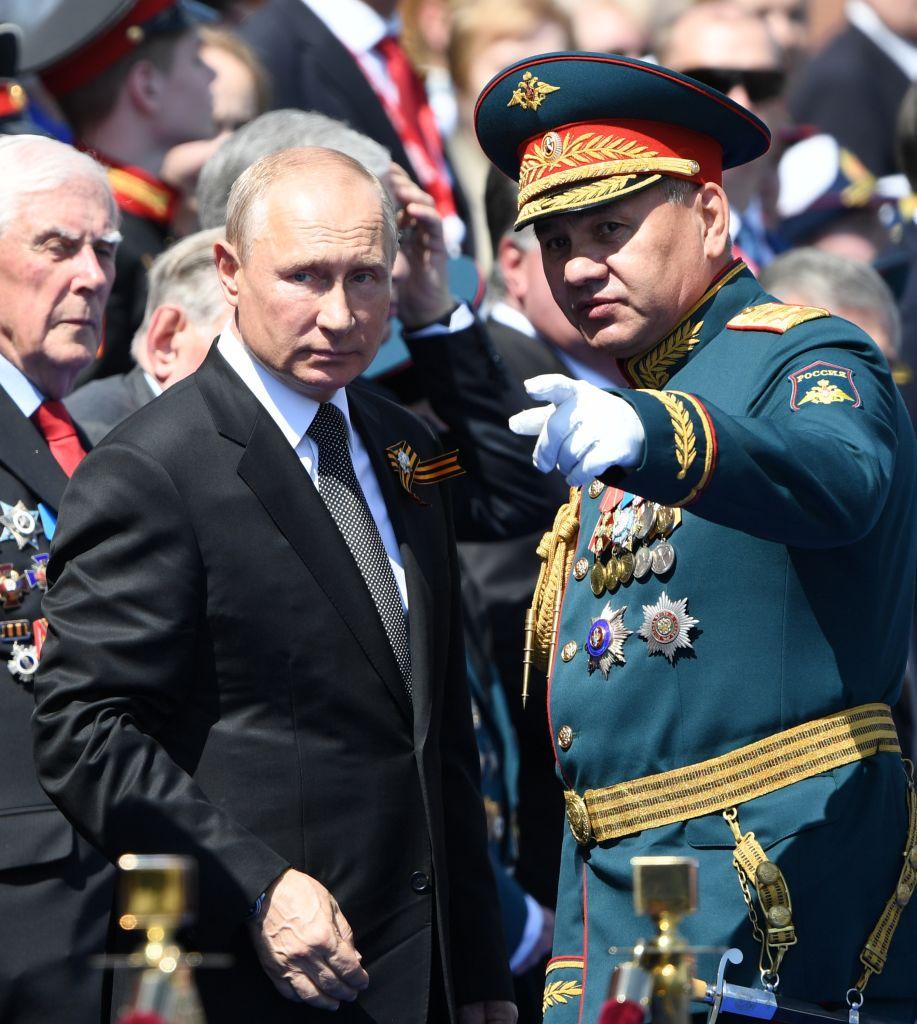 Vladimir Putin și Serghei Șoigu gesticulează