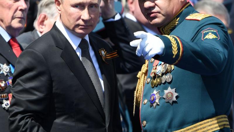 Vladimir Putin și Serghei Șoigu gesticulează