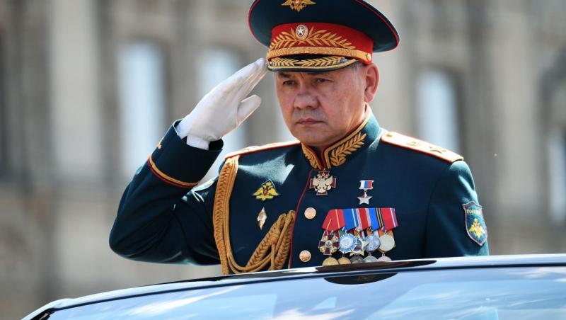 Serghei Șoigu salută în uniformă