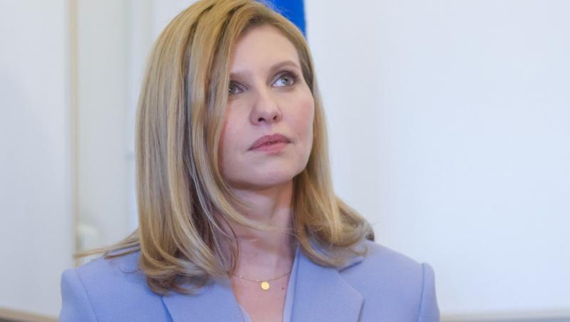 olena zelenska, sotia presedintelui Ucraina, imbracata intr-un sacou albastru