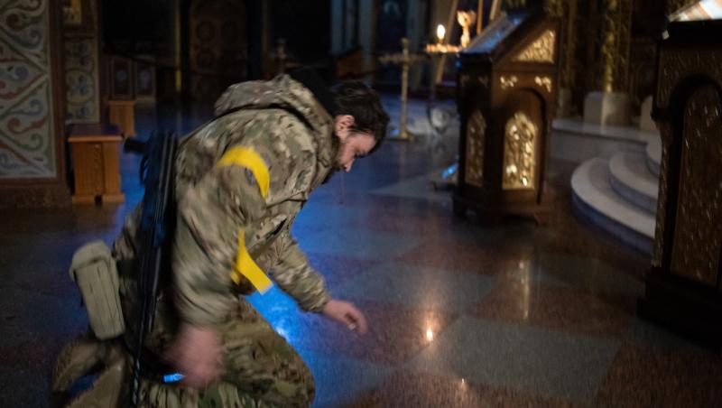 Imagini emoționante cu soldații ucraineni aflați într-o biserică ortodoxă. Momentele de rugăciune din timpul războiului