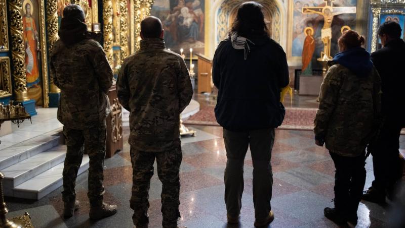 Imagini emoționante cu soldații ucraineni aflați într-o biserică ortodoxă. Momentele de rugăciune din timpul războiului