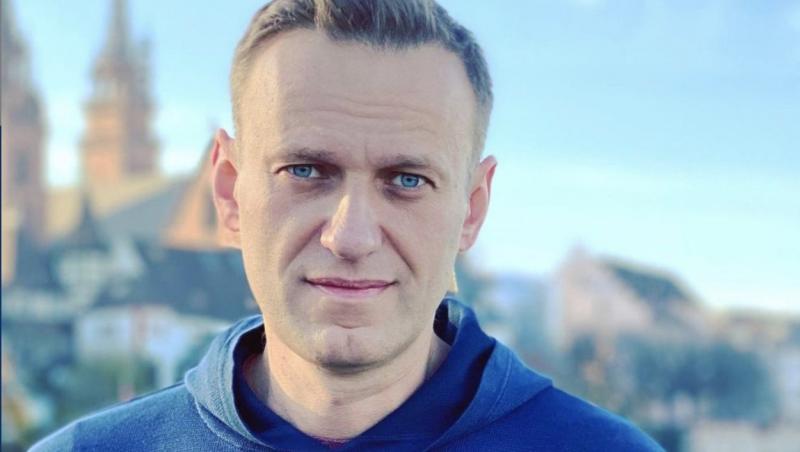 Alexei Navalny este un activist anticorupție și cel mai vocal adversar al lui Vladimir Putin în Rusia. A fost închis în 2021, când s-a întors în Rusia din Germania, unde se recupera după ce ar fi fost otrăvit cu agent neurotoxic în Siberia.