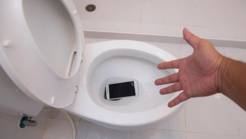O femeie și-a scăpat telefonul mobil în toaletă și a uitat de el. După 10 ani, ceva neașteptat s-a întâmplat