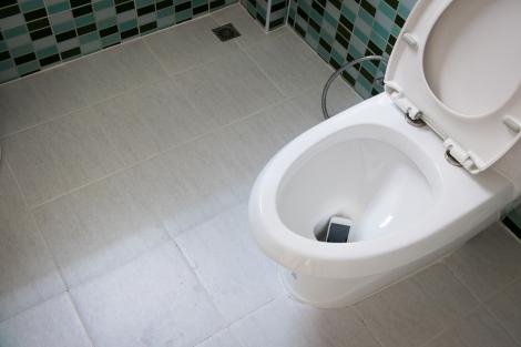 O femeie și-a scăpat telefonul mobil în toaletă și a uitat de el. După 10 ani, ceva neașteptat s-a întâmplat