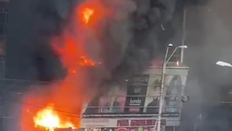 Incendiu puternic în București la magazinul Prosper, Calea 13 septembrie. Un bloc a fost evacuat. Ce se întâmplă