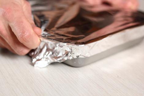 De ce nu trebuie să folosești folie de aluminiu (staniol) ca să acoperi resturile de mâncare pe care le pui în frigider