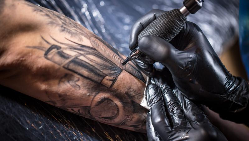 Bărbatul cu peste 1.500 de tatuaje face senzație pe internet