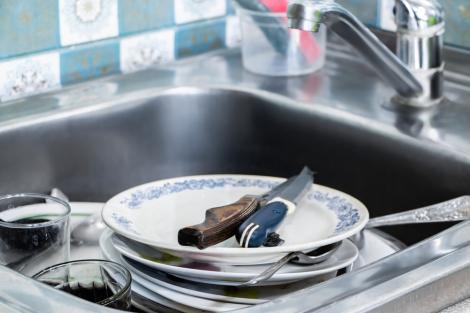 Un bărbat a fost părăsit de soție fiindcă lăsa vasele murdare lângă chiuvetă. El i-a dat dreptate când a înțeles ce însemna gestul