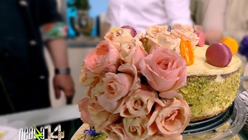 Pentru o ocazie deosebită, tortul poate fi decorat cu trandafiri