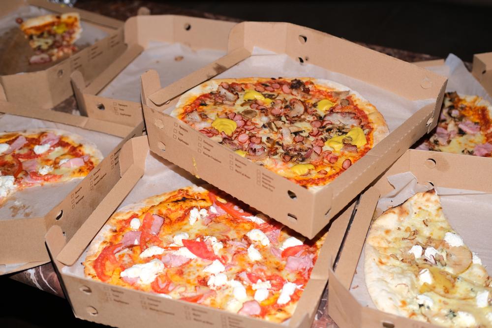 De ce pizza este rotundă, dar este ambalată într-o cutie pătrată de carton. Explicația pe care nu mulți o știu