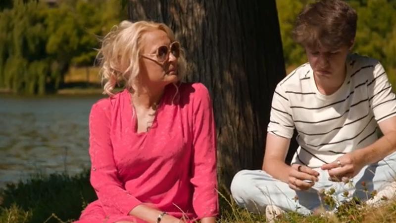 Povești de familie, sezon 2, episodul 21. Iulian o îngrijește pe Demi care are Alzheimer și viața lui se schimbă total